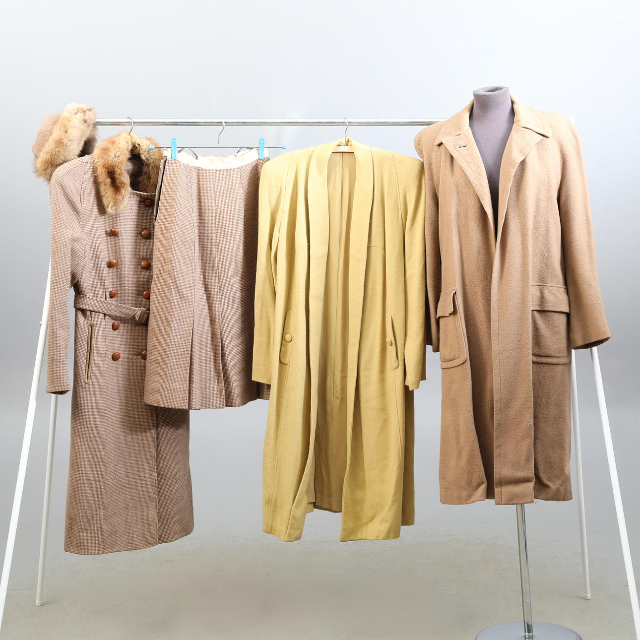 YTTERPLAGG, 3 st, dam, kappor, pälskrage.