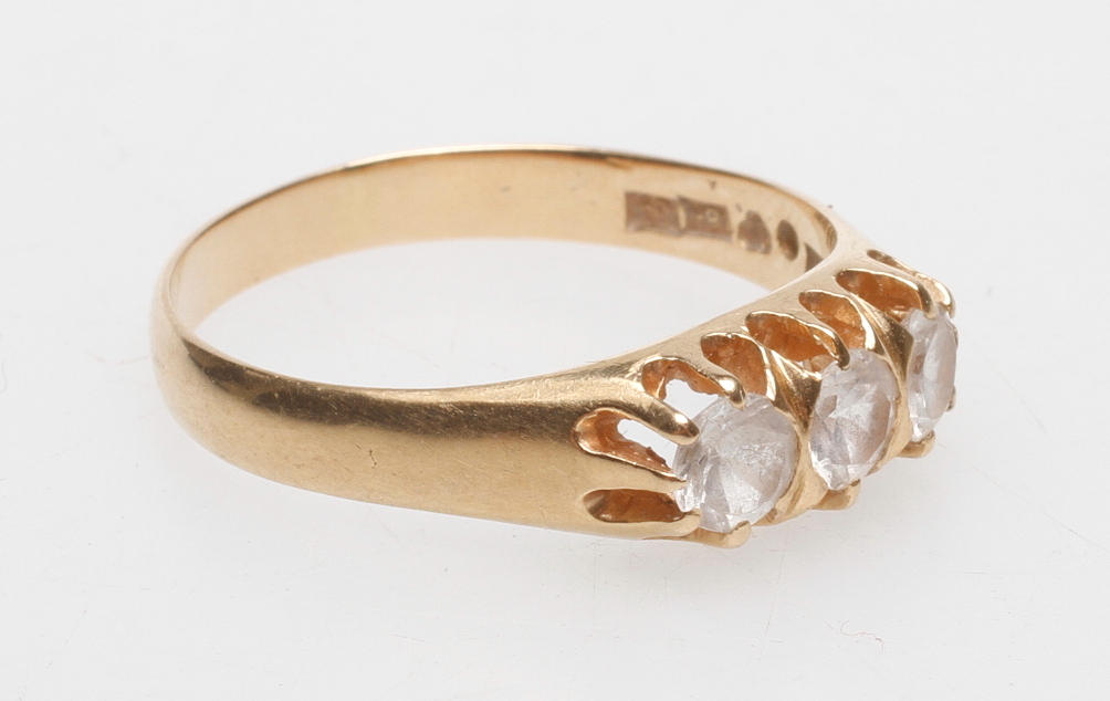 RING MED VITA STENAR, 18k guld, total vikt ca 4 gr.