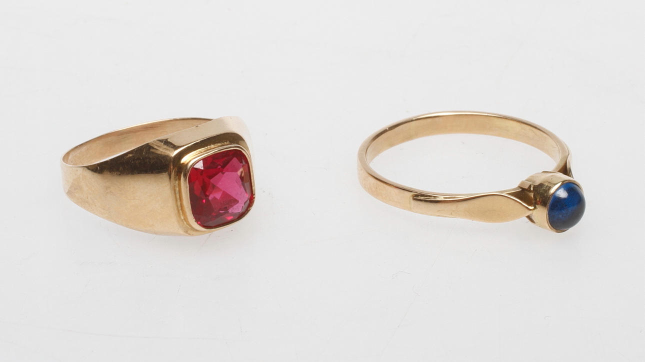RINGAR, 2 st, med stenar, 18k guld, total vikt ca 5,5 gr.
