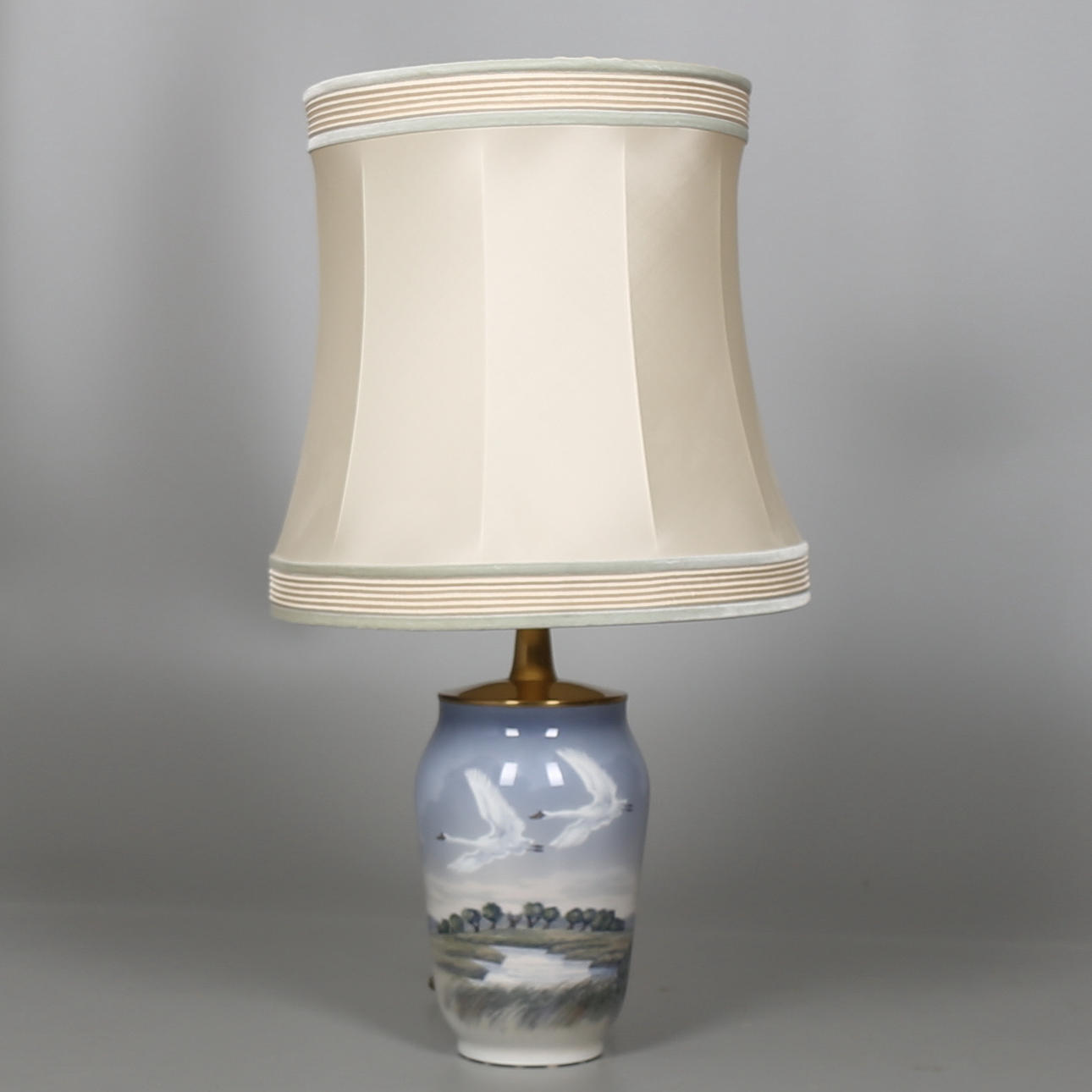 BORDSLAMPA i porslin, dekor av flygande svanar, Royal Copenhagen, Danmark.