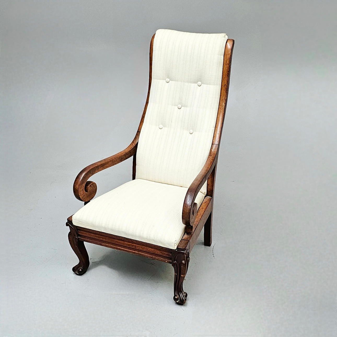 BUTACA DE CHIMENEA EN CHIMENEA CON TAPICERÍA.