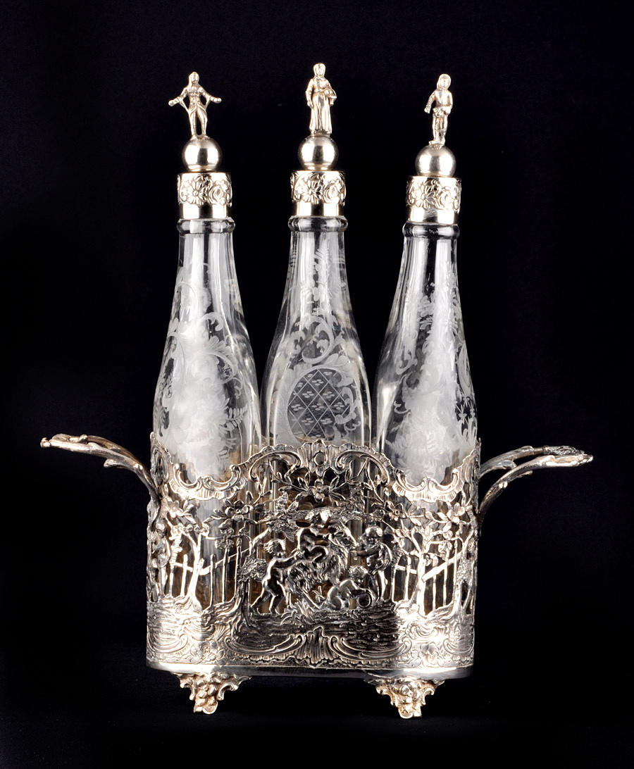 3-TEILIGE MENAGE. Skulpturala & plastfästen i silver, slipad kristallglas.