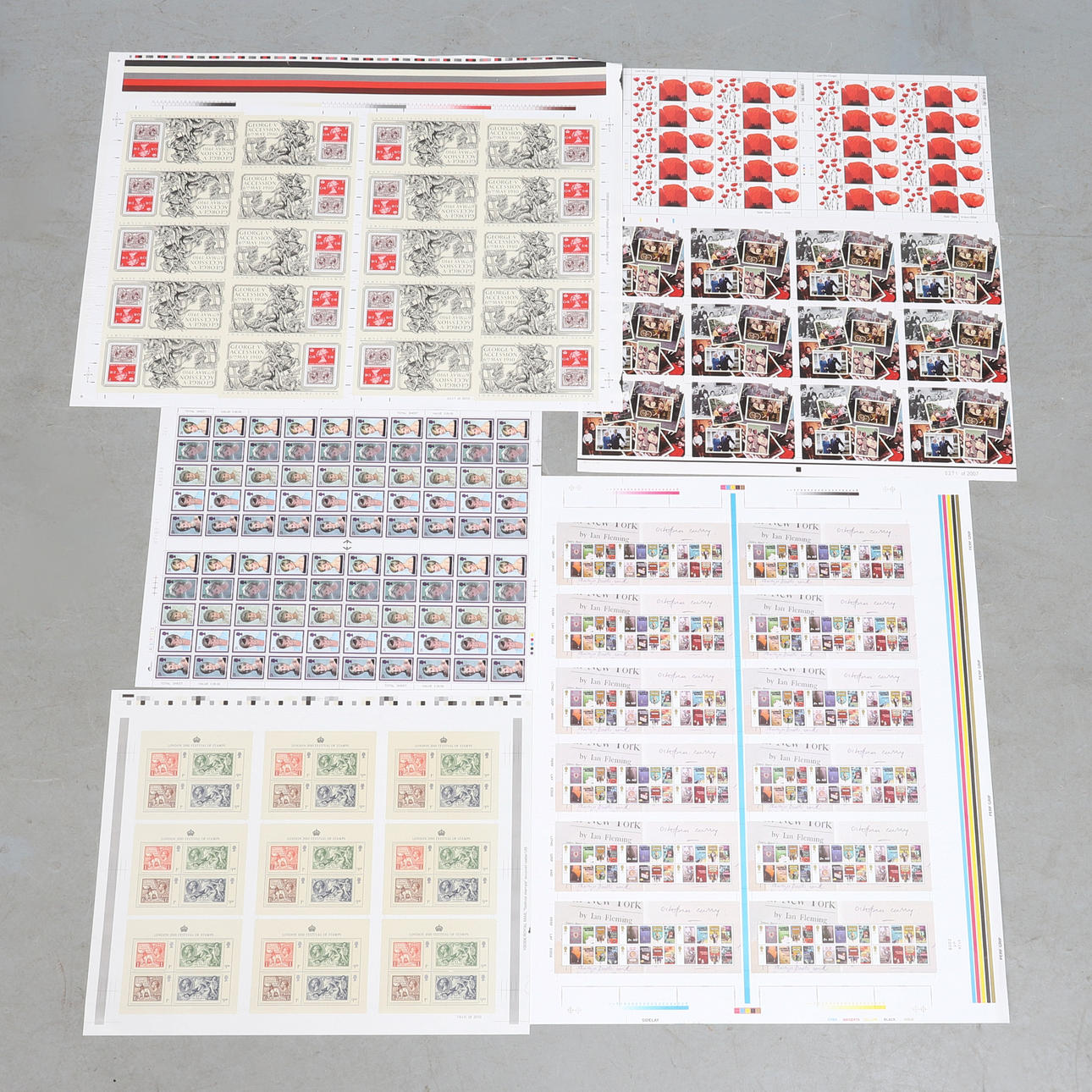 ELIZABETH II: JAMES BOND PRESSEBOGEN MIT MINT-BRIEFMARKEN.