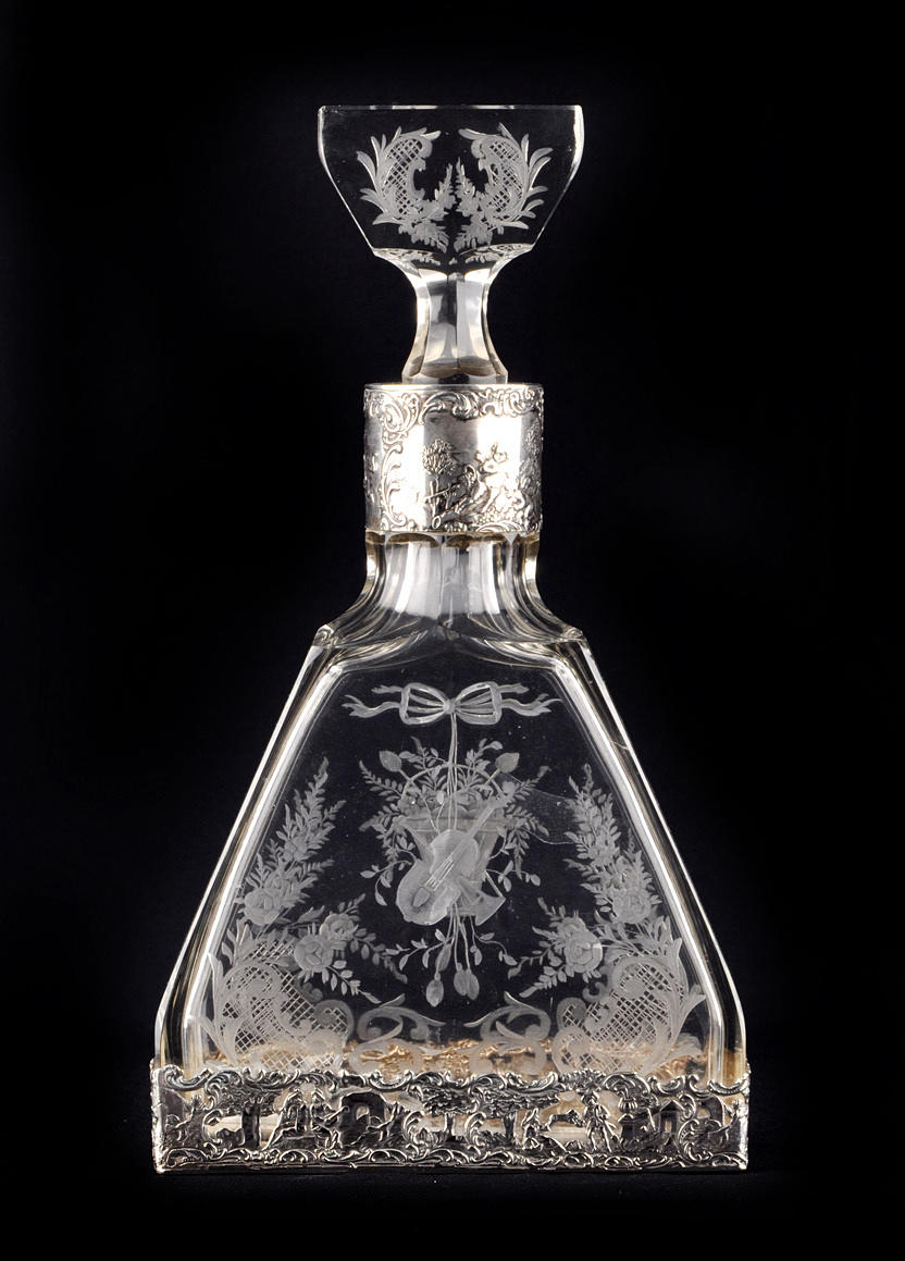 Kristallkaraff med allegorisk dekor. silver outfit.