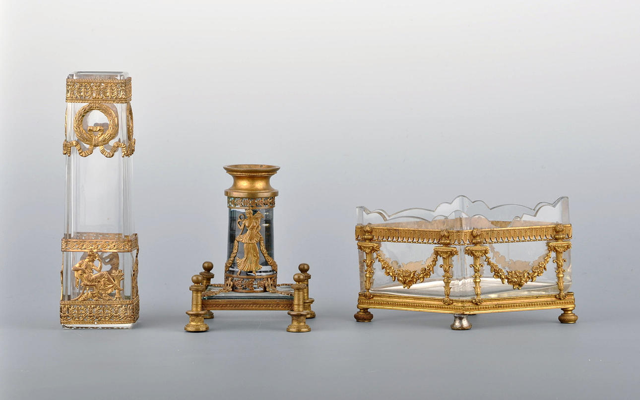 Glasföremål med fästen i empirestil, daterat omkring 1920.