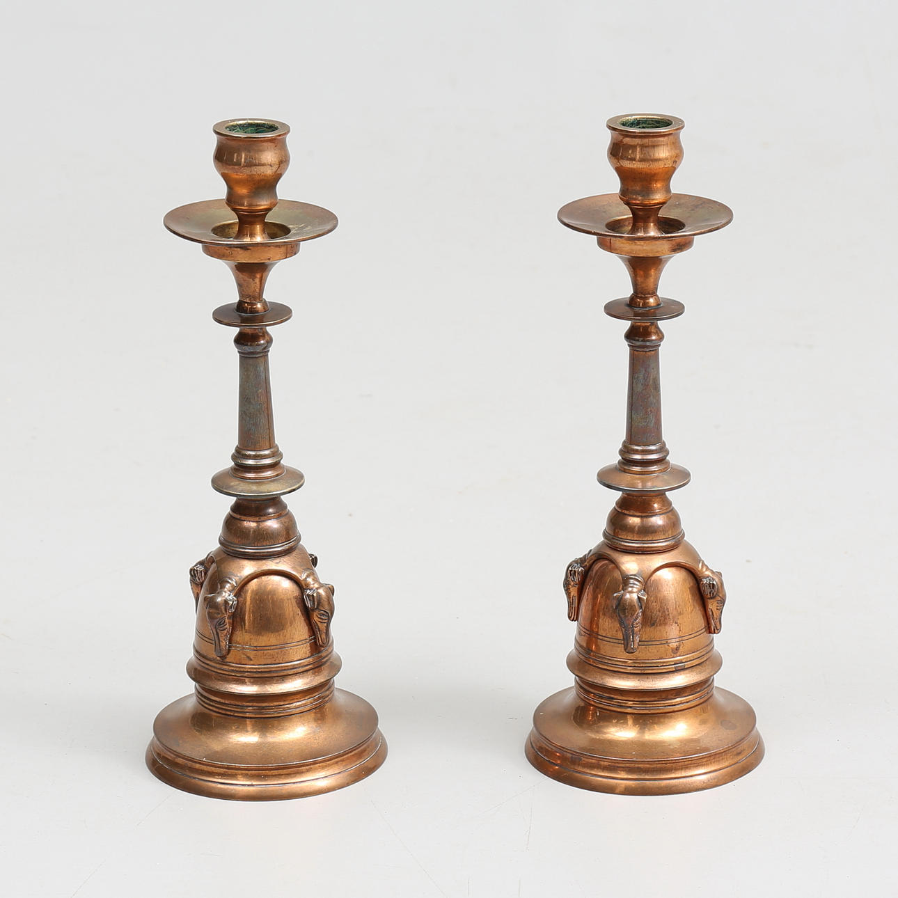 LJUSSTAKAR, ett par, mässing, Gusums Bruk, 1800/1900-tal.