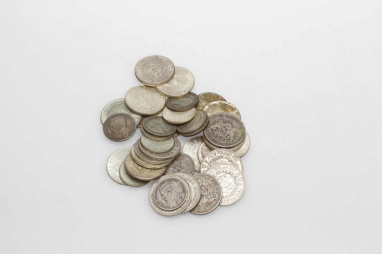 MYNT, bl.a. silver, vikt ca 430 gram.