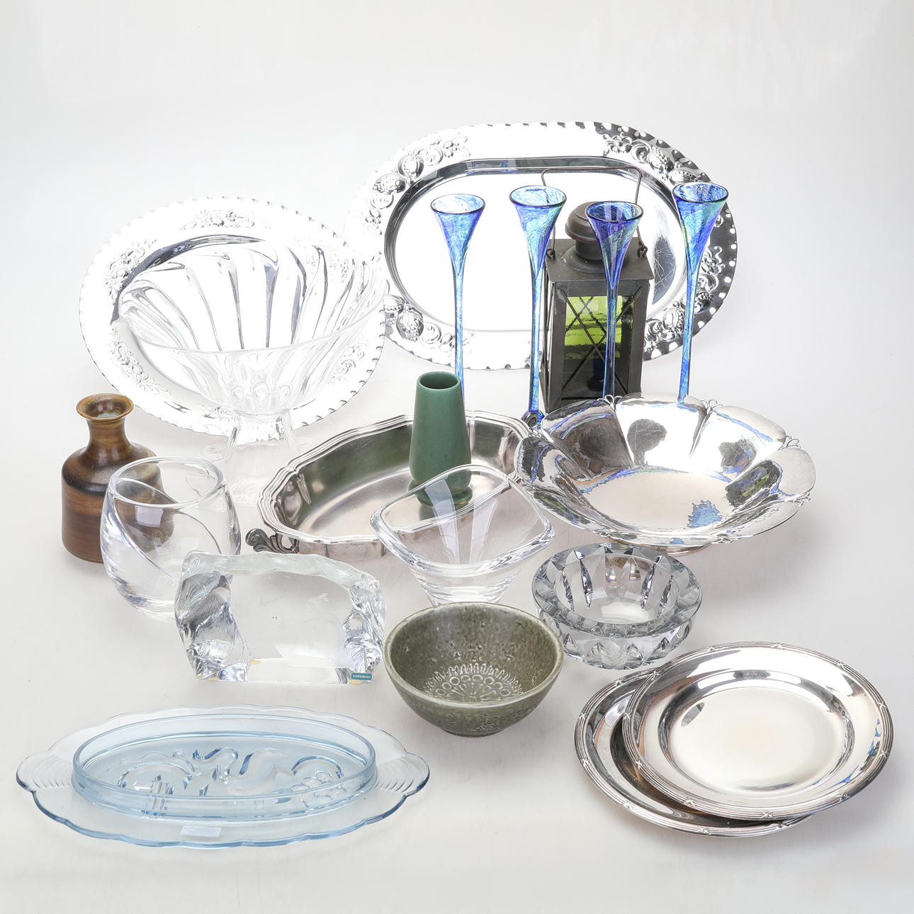 KERAMIK/GLAS samt metallbrickor.