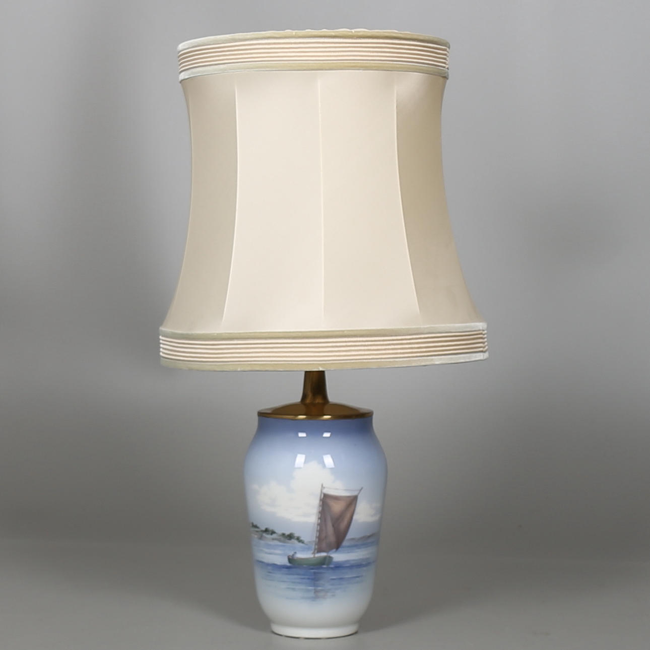 BORDSLAMPA i porslin, dekor av båt vid kust, Royal Copenhagen, Danmark.