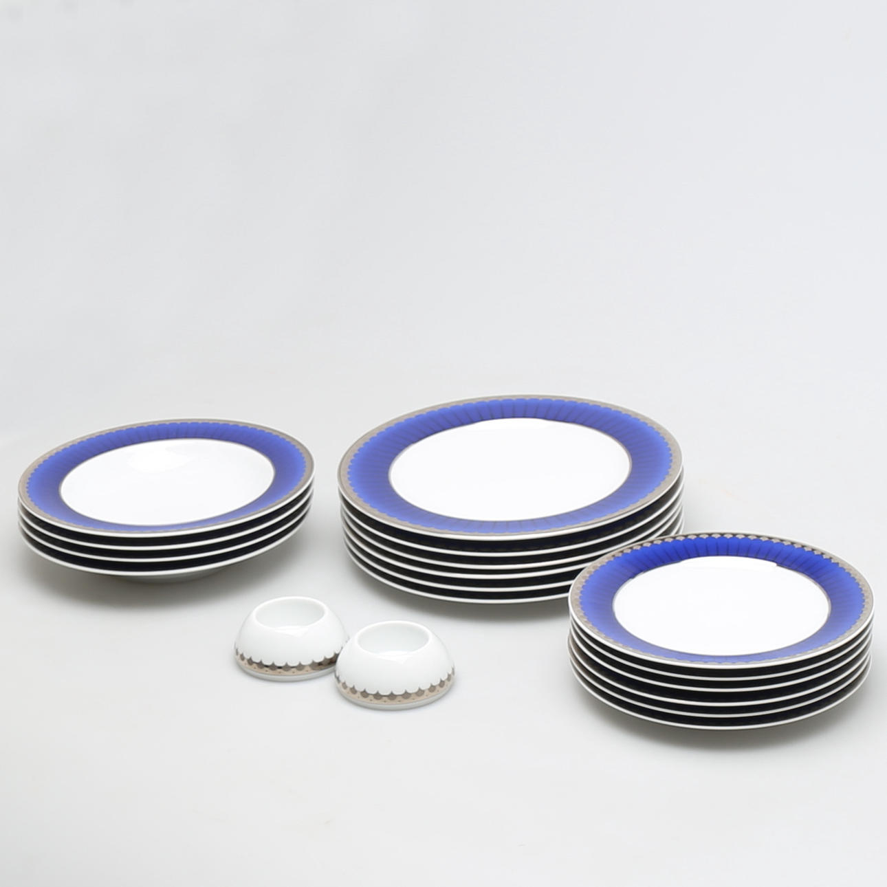 MATSERVISDELAR i porslin, 18 st, "Marianne", Sigvard Bernadotte, Christineholm.