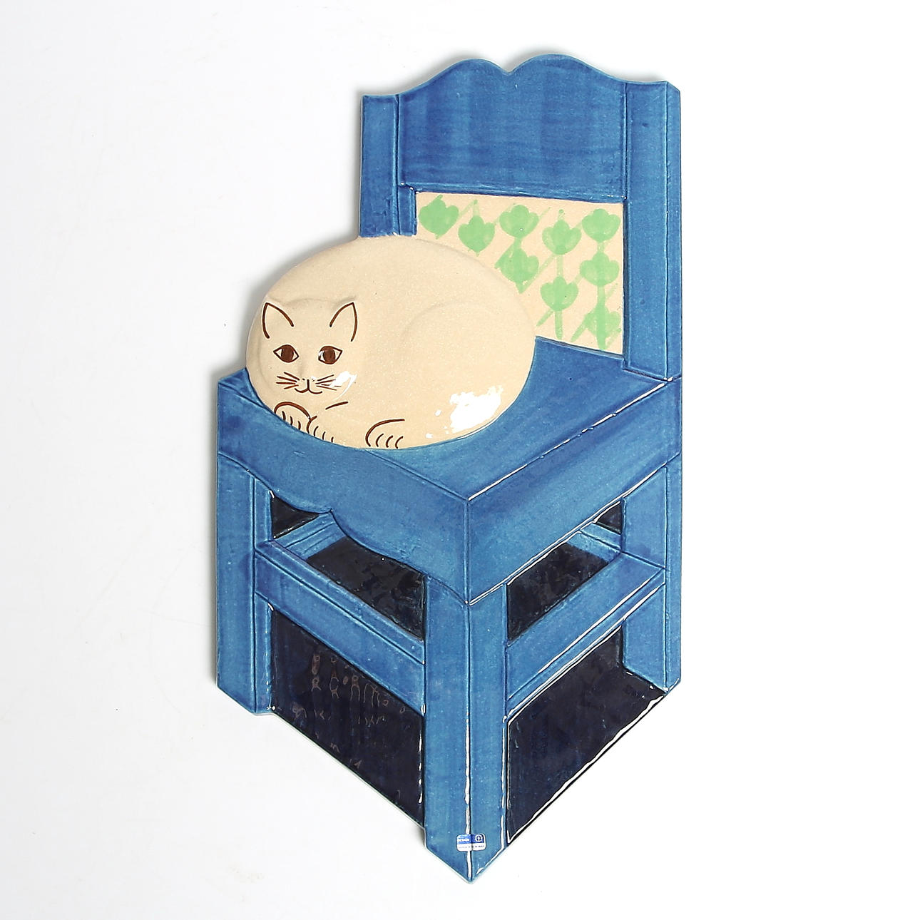 MARGARETA HENNIX. Väggrelief, katt på stol, stengods. Signerad, 1900-talets andra hälft.