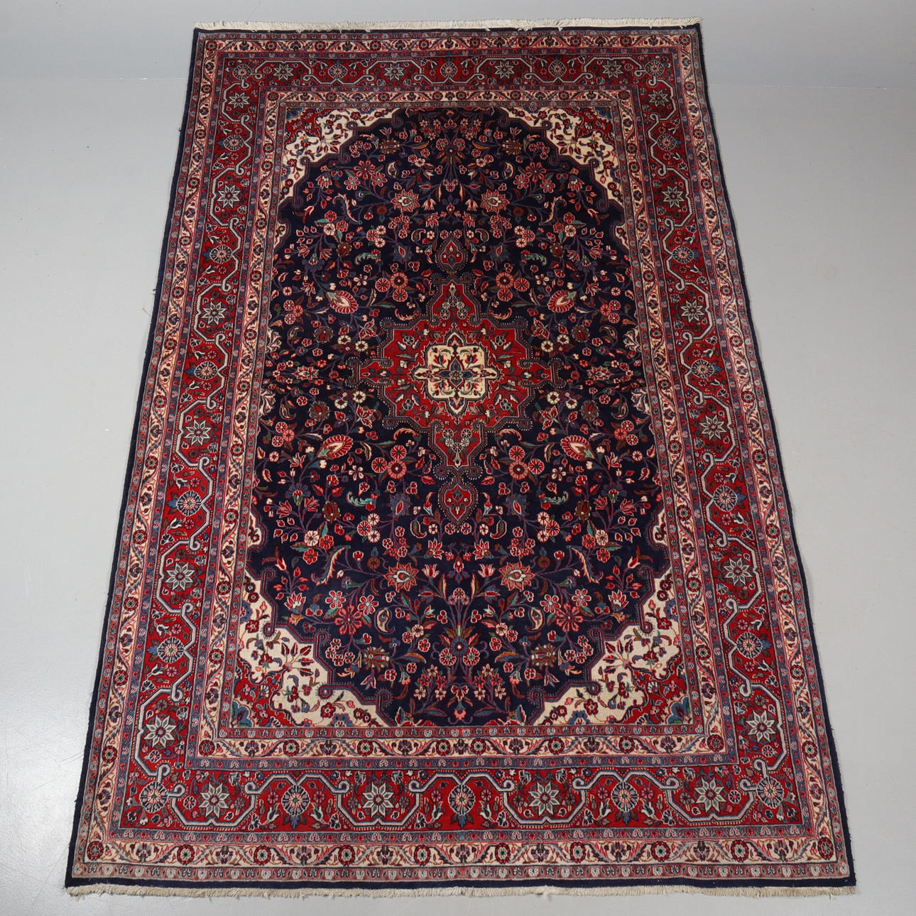 MATTA, handknuten, persisk. Mattor & Textil - Mattor - Auctionet