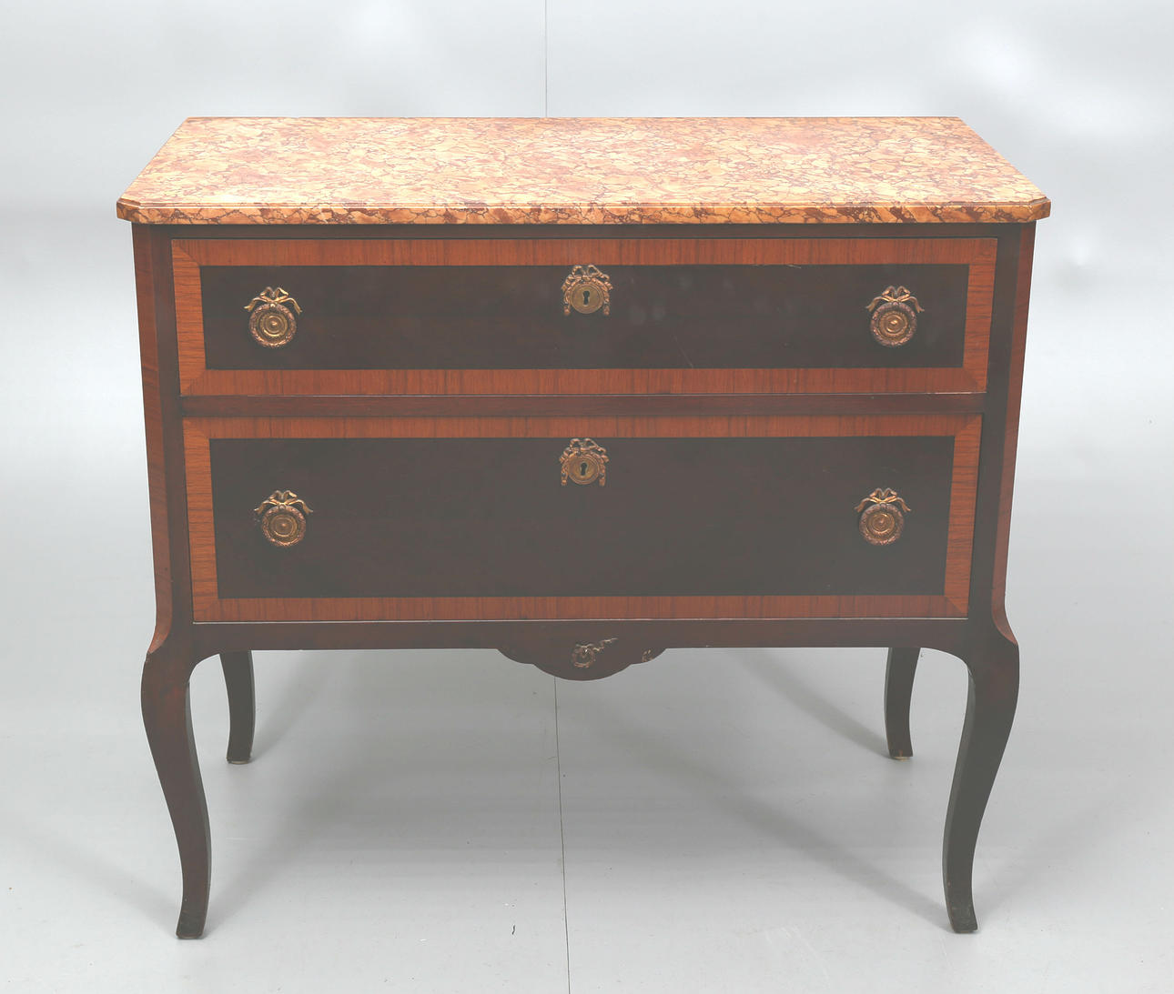 BYRÅ MED STENSKIVA, olika träslag, 2 lådor, 1900-talets mitt.