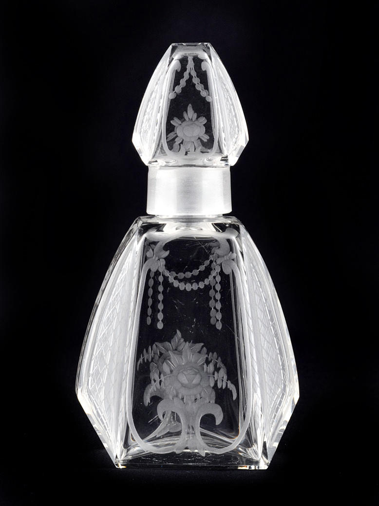 KRISTALL-KARAFFE. Kristallglas, antikslipad dekor.