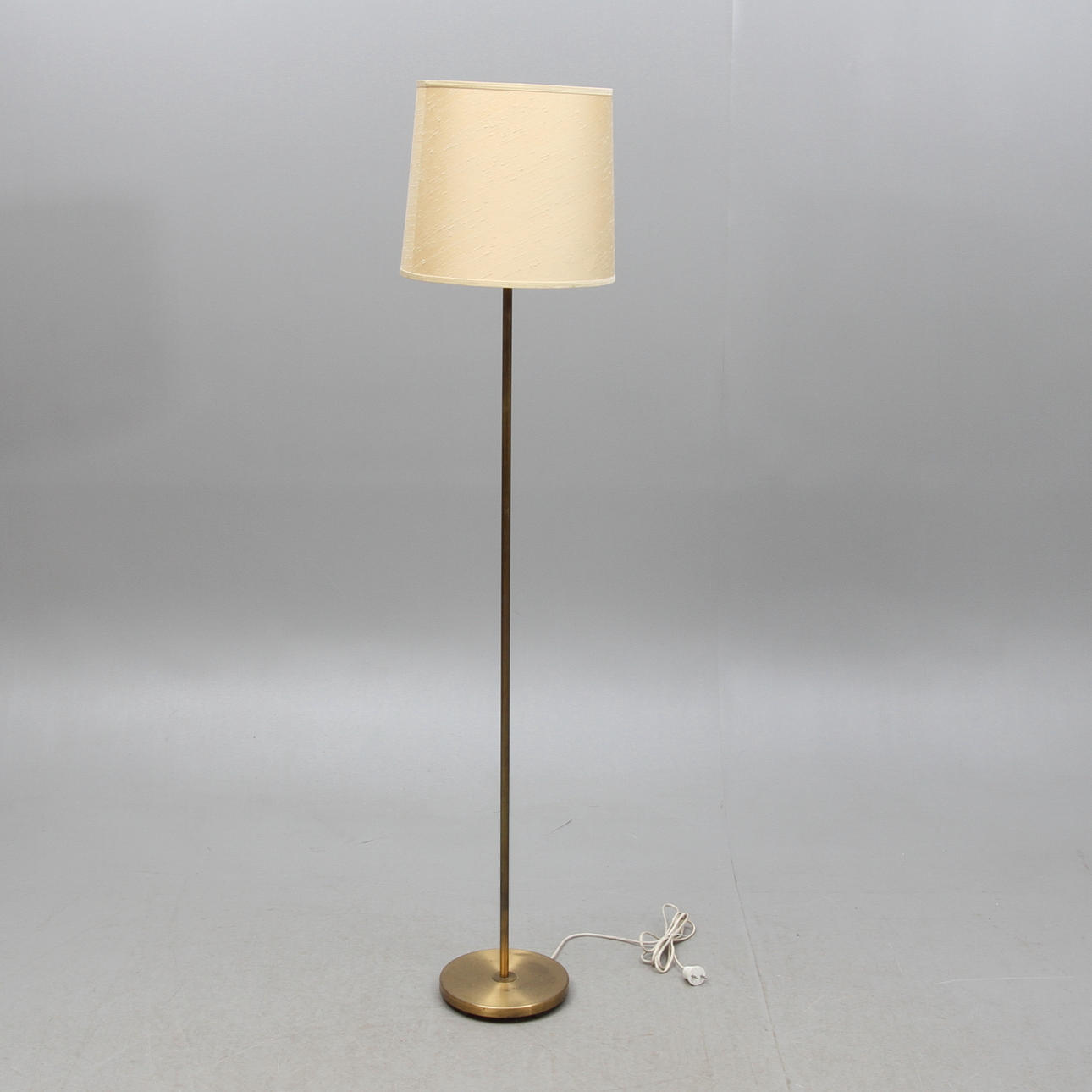 GOLVLAMPA, stomme i gulmetall, Nordiska Kompaniet, 1900-tal.