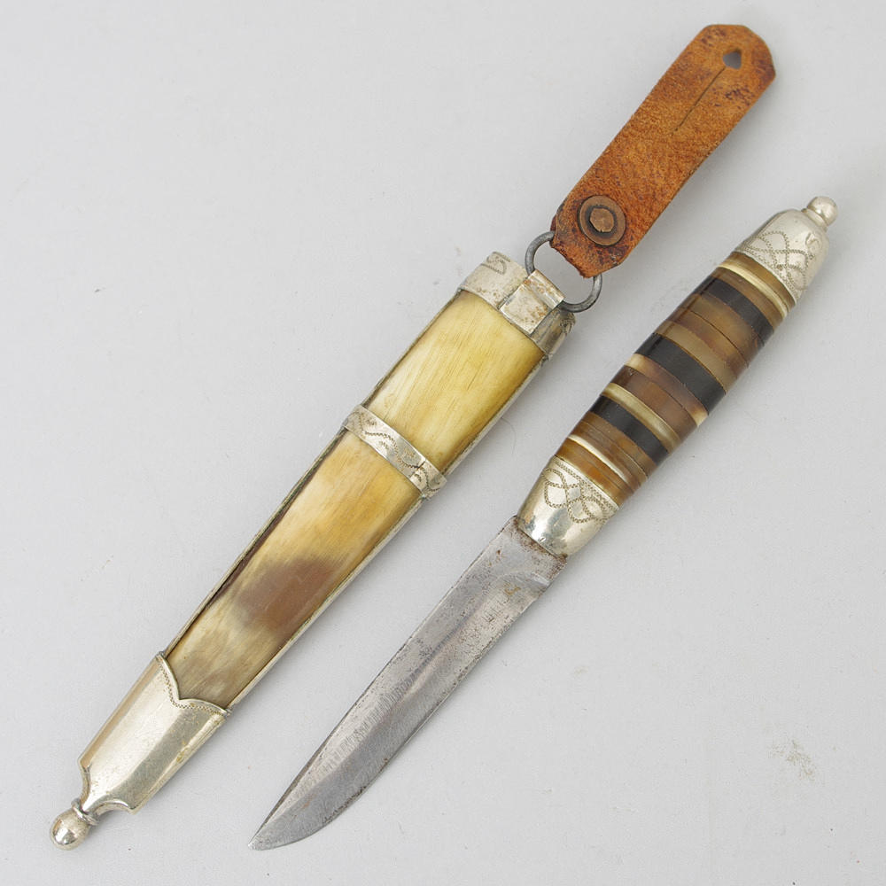 DRÄKTKNIV, Norge, signerad Toten, horn/nysilver.