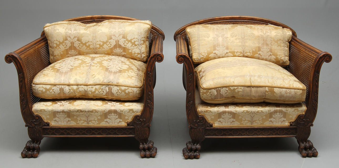 FÅTÖLJER, ett par, SOFFBORD, lejontassar, 1900-talets första hälft.