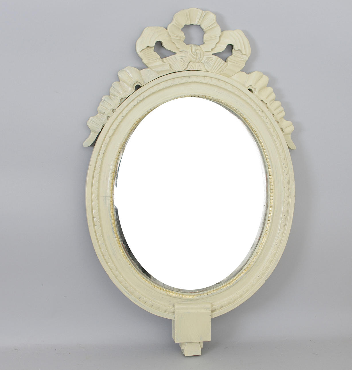SPEGEL, gråmålad med förgyllningar, gustaviansk stil, samtida.