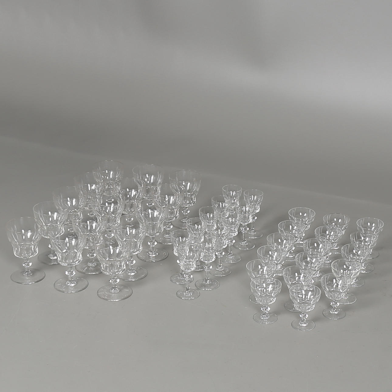 GLASSERVISDELAR, 43 st, 1900-talets första hälft, möjligen Danmark.