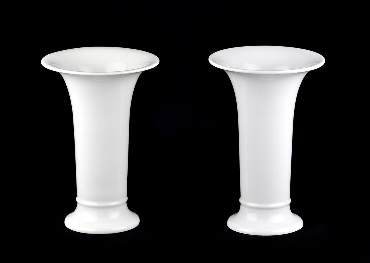 KPM BERLIN. Uppsättning av 2 vita trattvaser, ca. 1960.