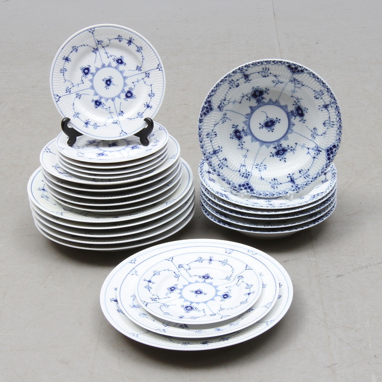 SERVISDELAR, 24 st, porslin, Musselmalet, Royal Copenhagen.