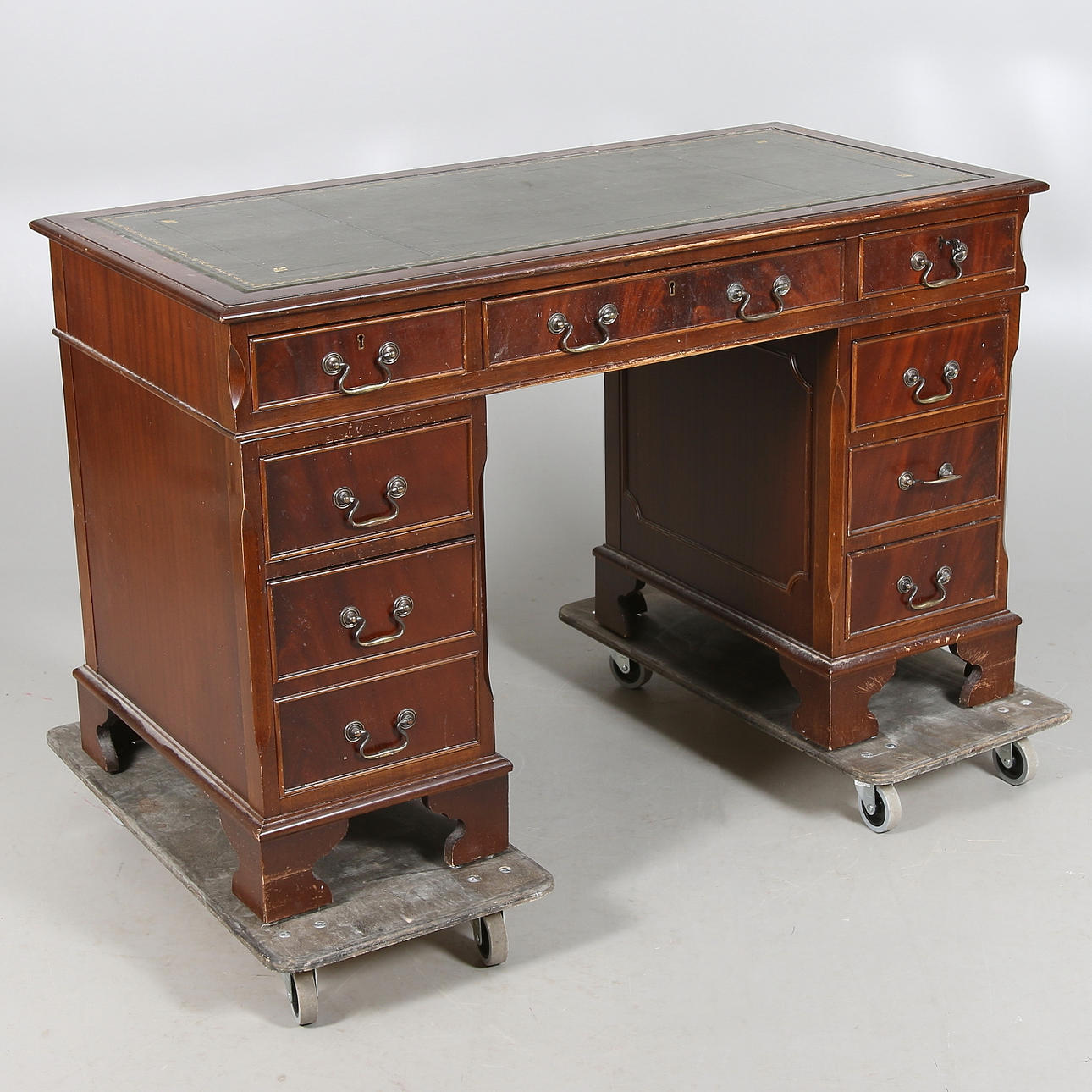 SKRIVBORD, engelsk stil, 1900-talets andra hälft.