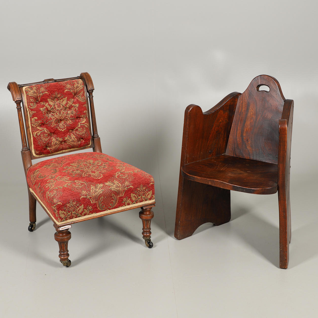 TVÅ LÅGA SITTANDE STOLAR.