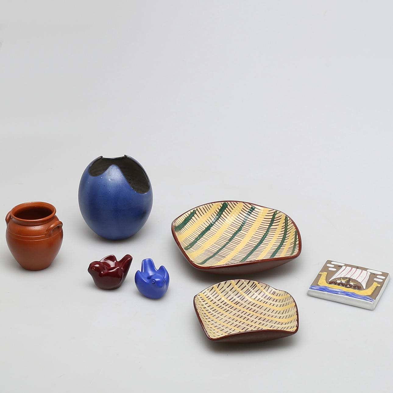 PARTI PORSLIN, 7 delar, bl a "Undine", Hjördis Oldfors, Upsala Ekeby, 1955-57.