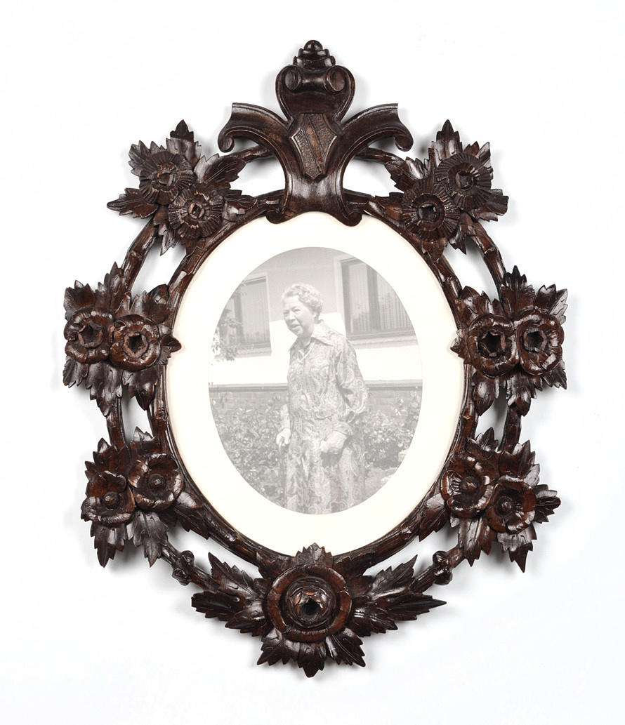 GRÜNDERZEIT/ HISTORISMUS. Blommigt snidad ram med glas, mörk patinerad valnöt.