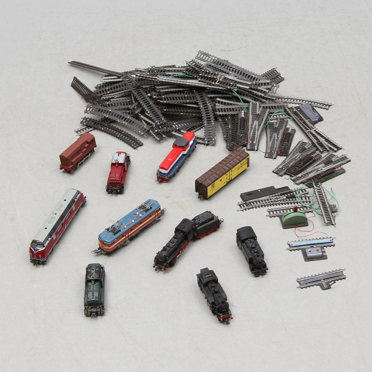 MODELLTÅG FLEISCHMANN, LIMA med flera. 9 lok, en vagn, räls och växlar.