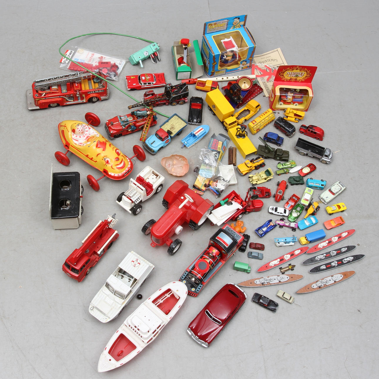 LEKSAKER diverse. Mest bilar och båtar.