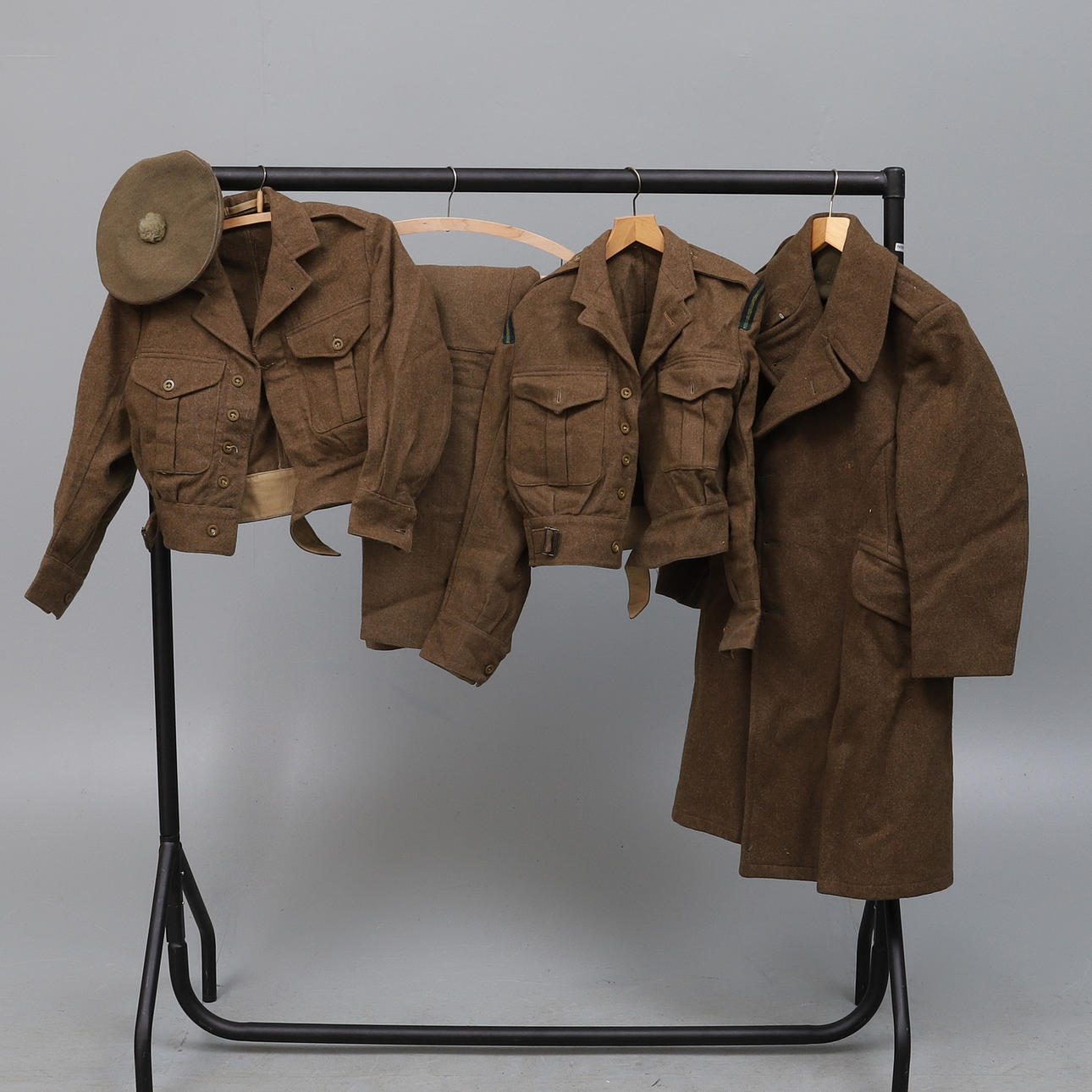 EIN BRITISCHER KÄMPFER-MANTEL, DATIERT 1944.