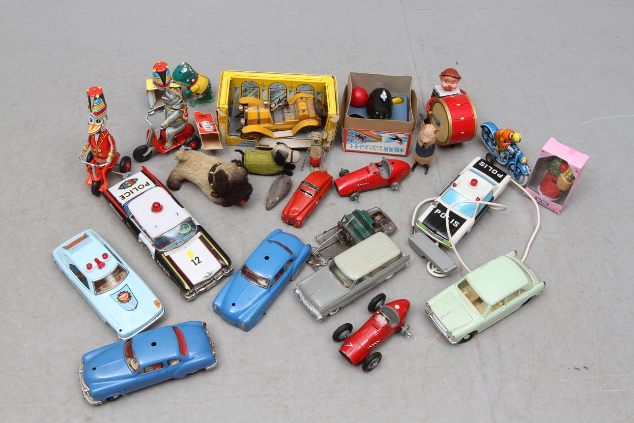 BILAR mest SCHUCO, plåtleksaker cirka 25 delar.