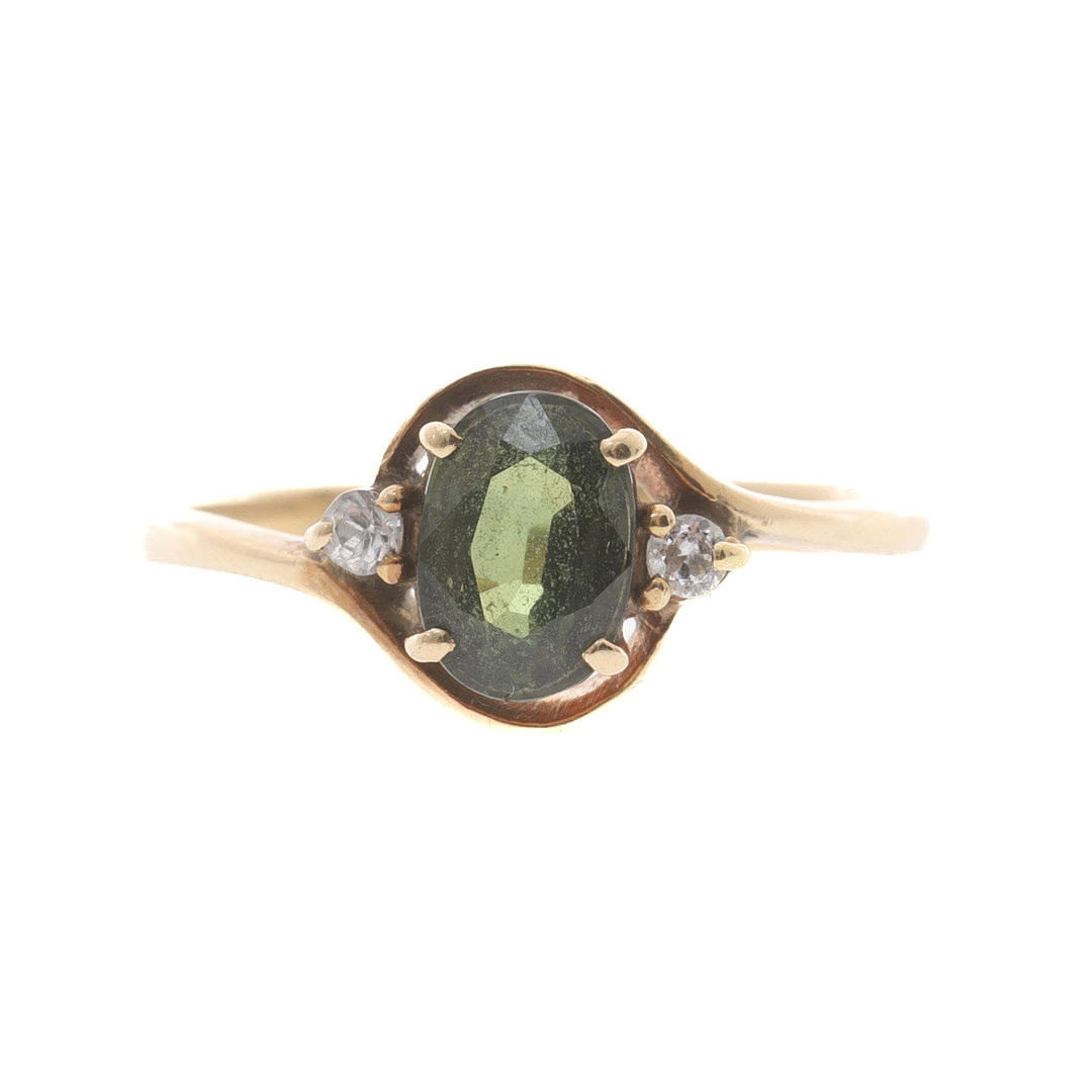 A MODERN THREE STONE RING, STAMPED 585.