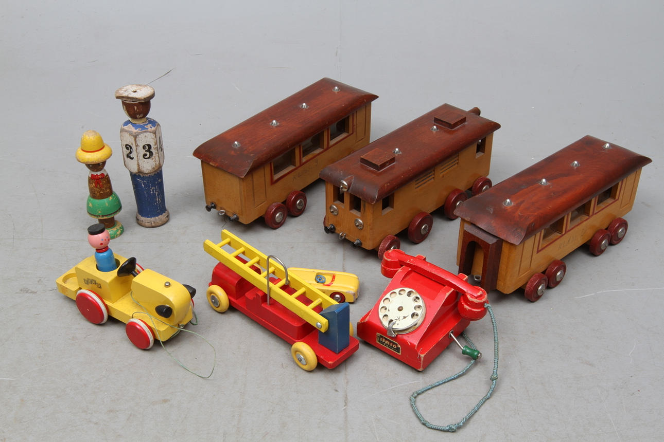 TRÄLEKSAKER mest BRIO 9 delar. Bland annat ett lok och 2 vagnar.