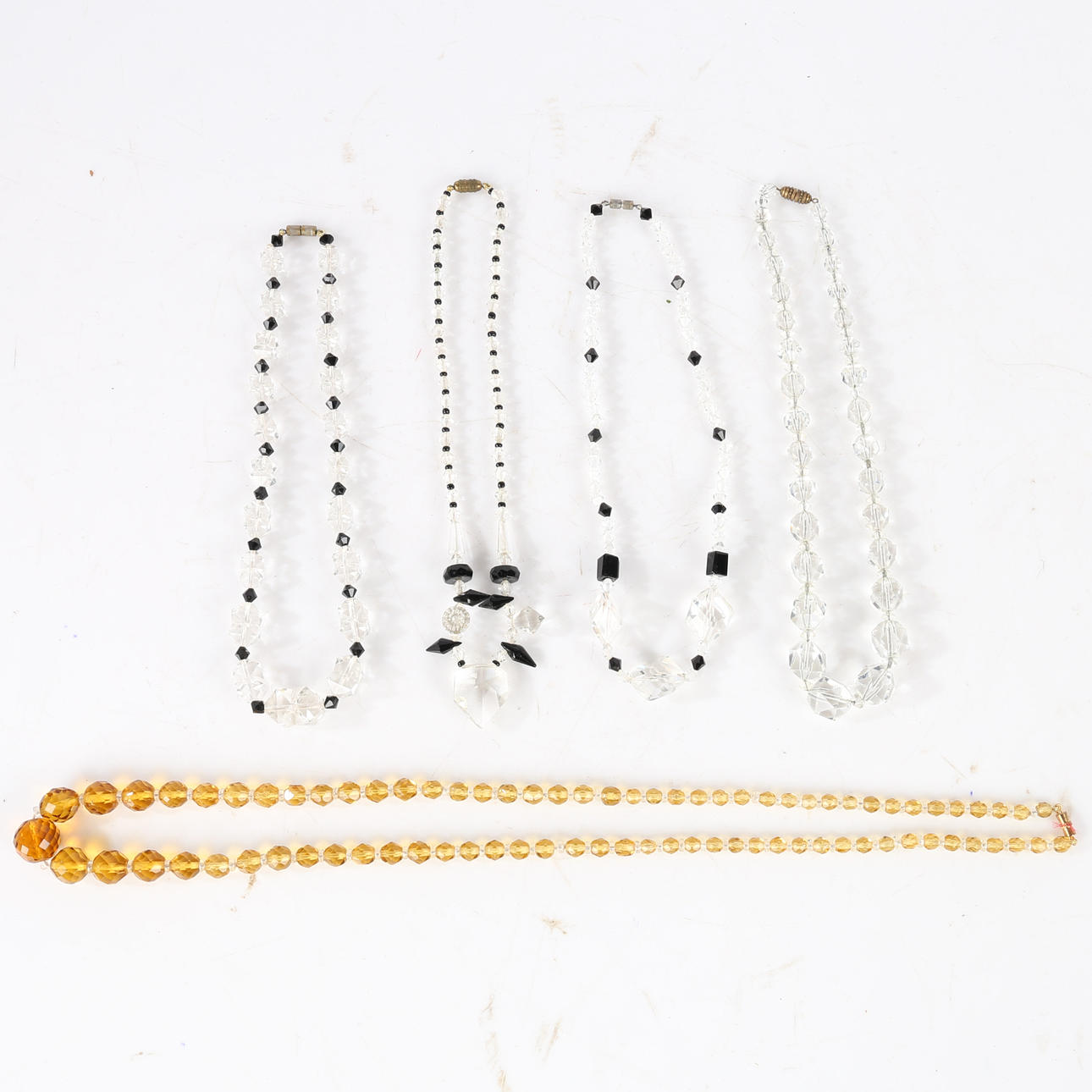 FÜNF HALSKETTEN AUS ART-DECO-SCHLIFFGLAS.