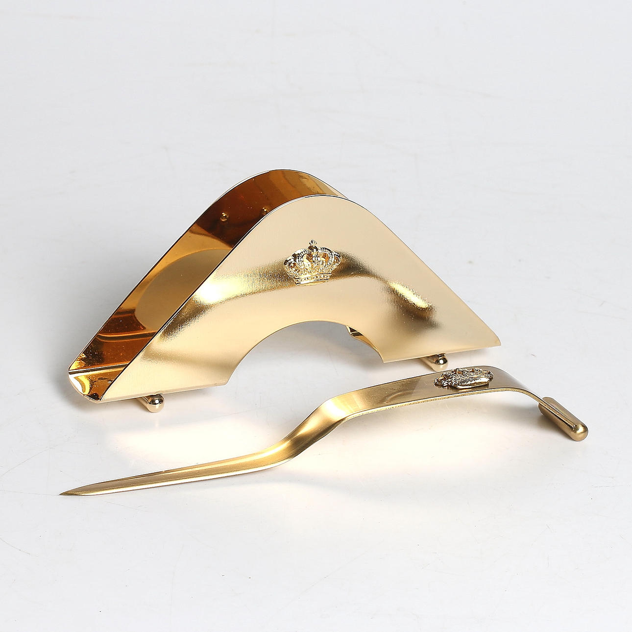 BREVSTÄLL / SERVETTSTÄLL samt BREVKNIV, 2 delar, mässing, Skultuna. 1900-tal.