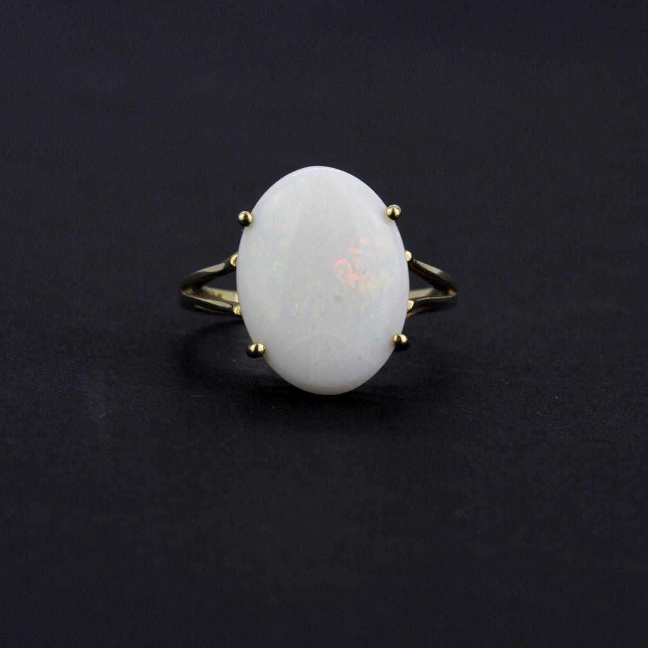 10CT YELLOW GOLD OPAL RING.