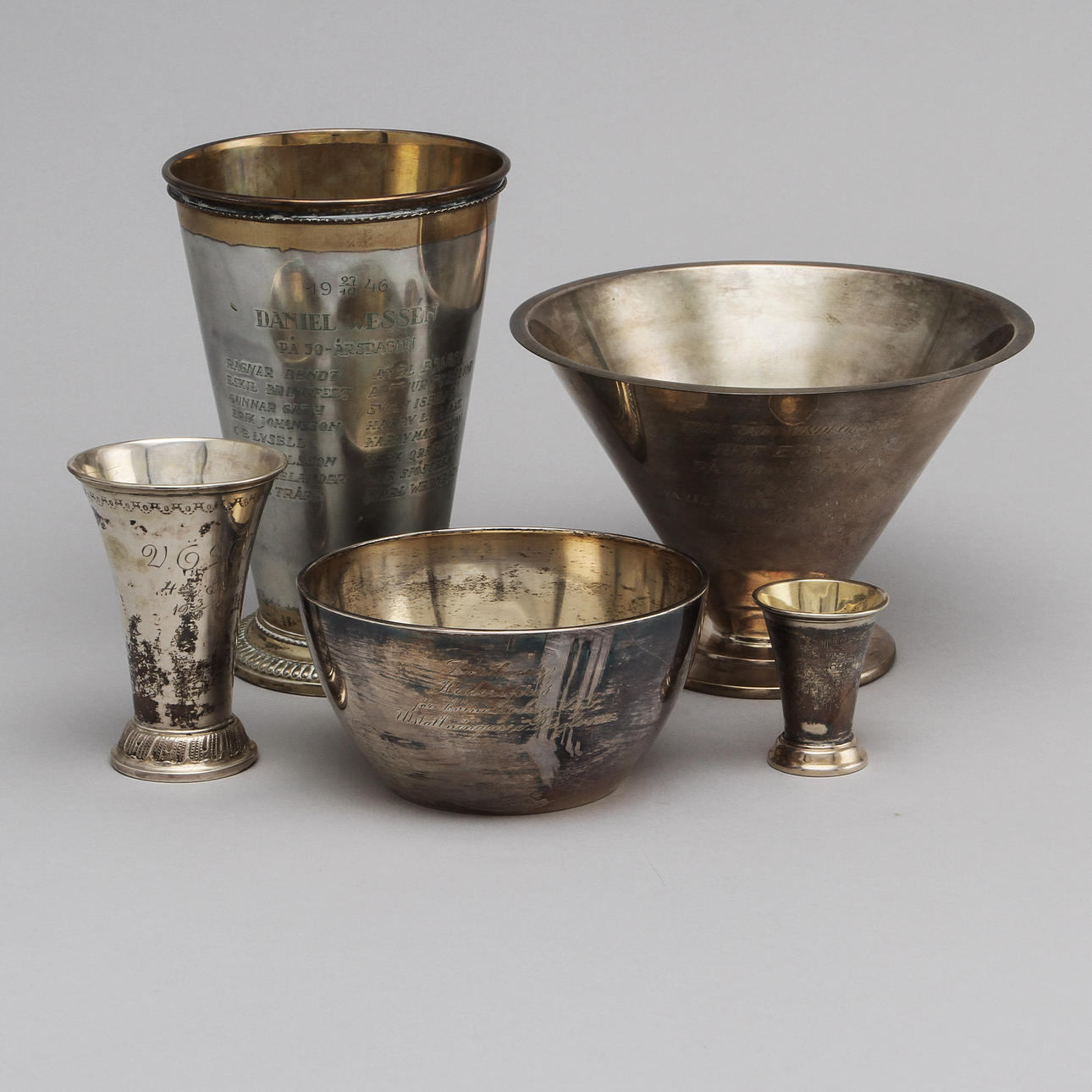 BÄGARE, 3 st samt SKÅLAR, 2 st, silver. Vikt 730 gram.