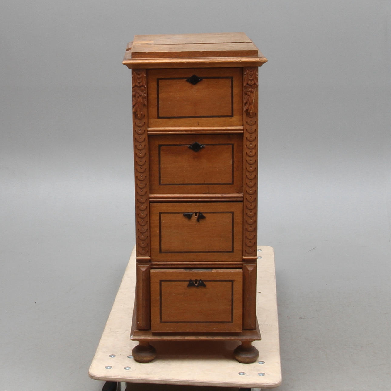 BYRÅ, nyrenässans, 1800-talets slut.