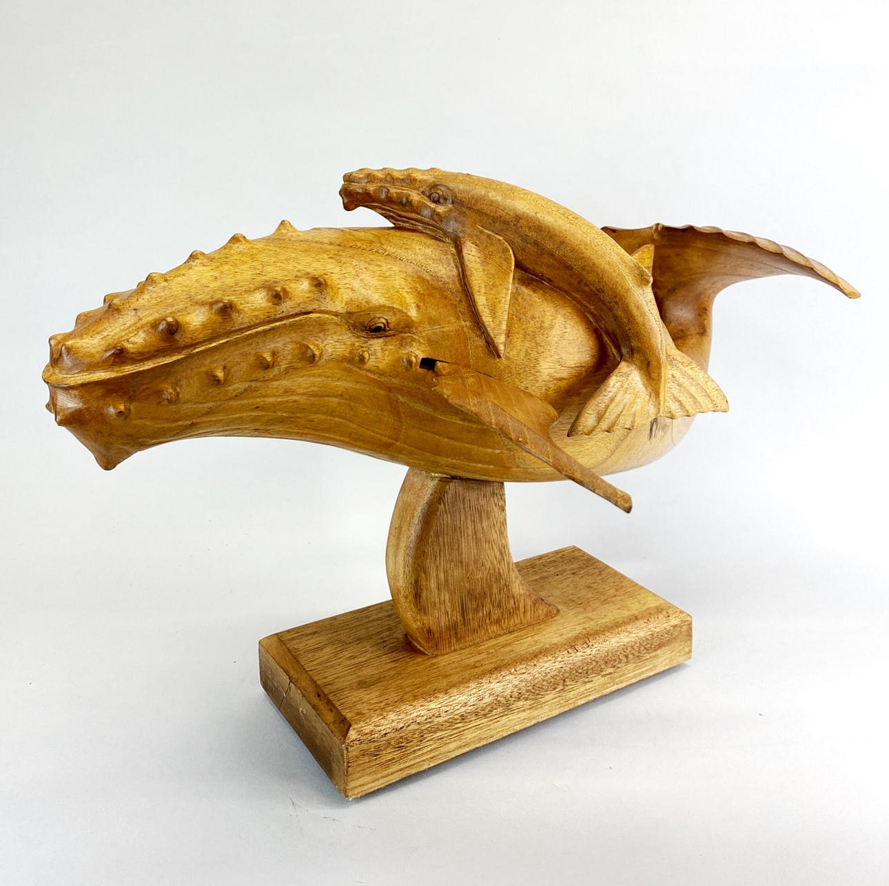 STOR MODEL AF EN HVAL OG KALV.