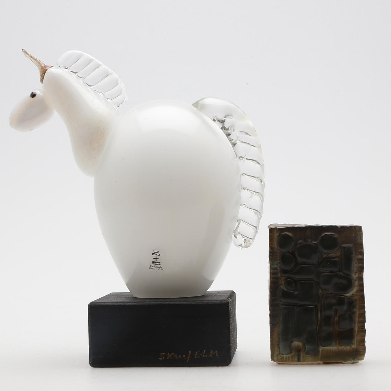 SKULPTURER, 2 st, keramik samt glas, 1900-tal.