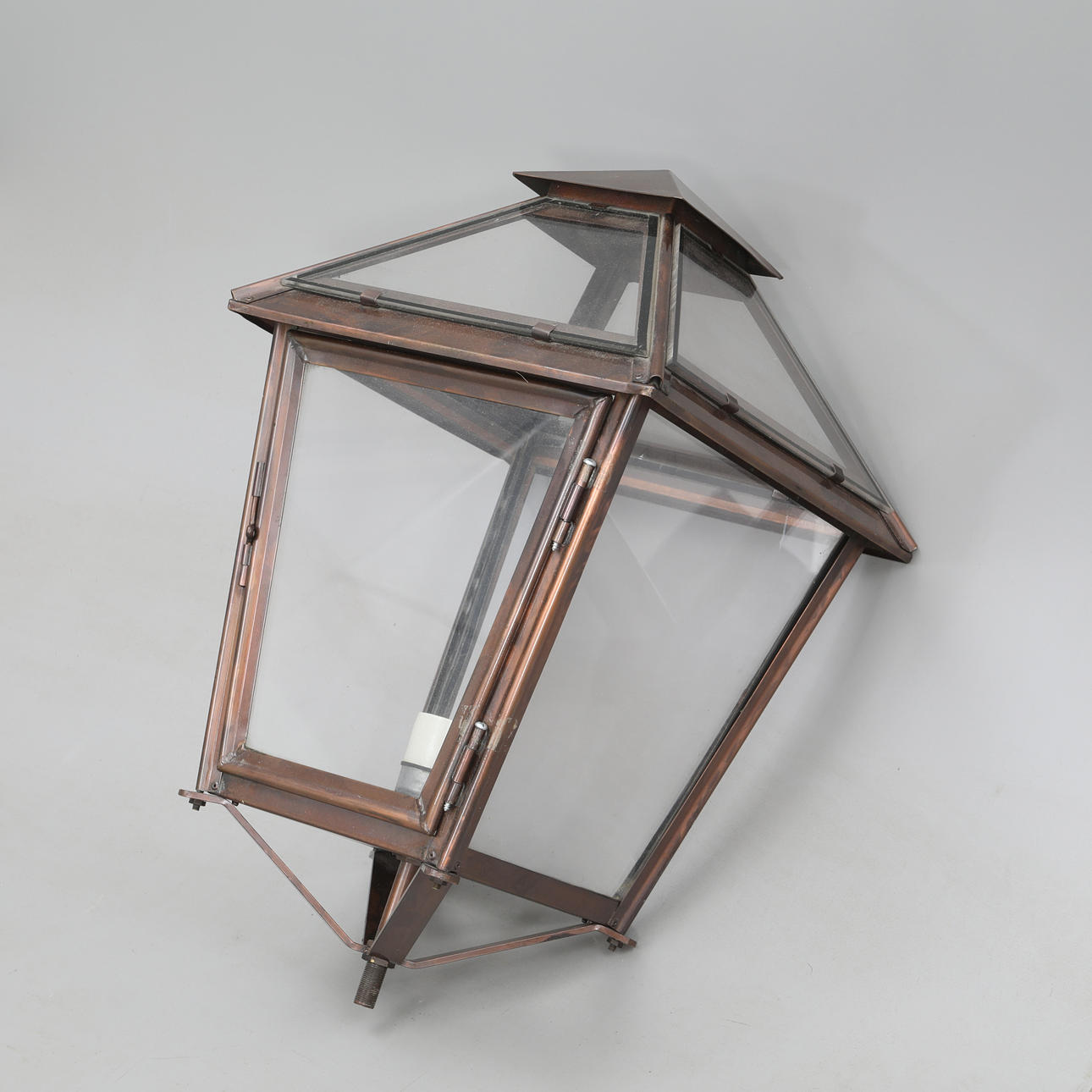 YTTERBELYSNING, Glas och lackad metall.