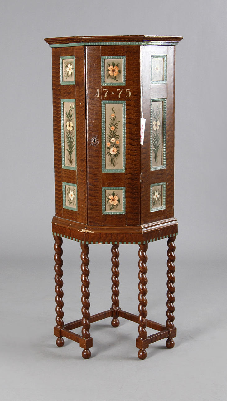 HÖRNSKÅP, allmoge. 1700-talets slut.