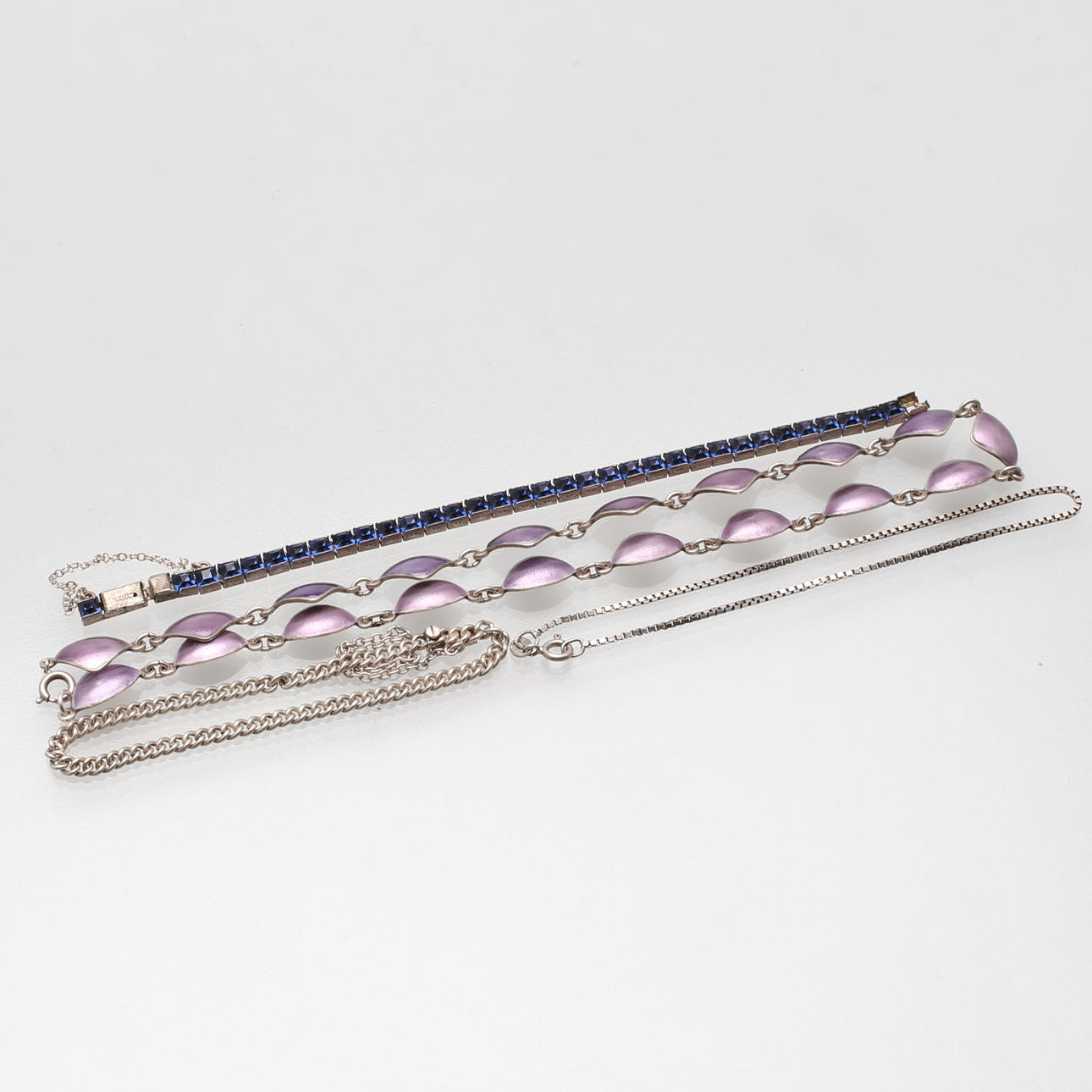 HALSBAND, samt ARMBAND, 3 st, silver, totalvikt ca 42 gram.