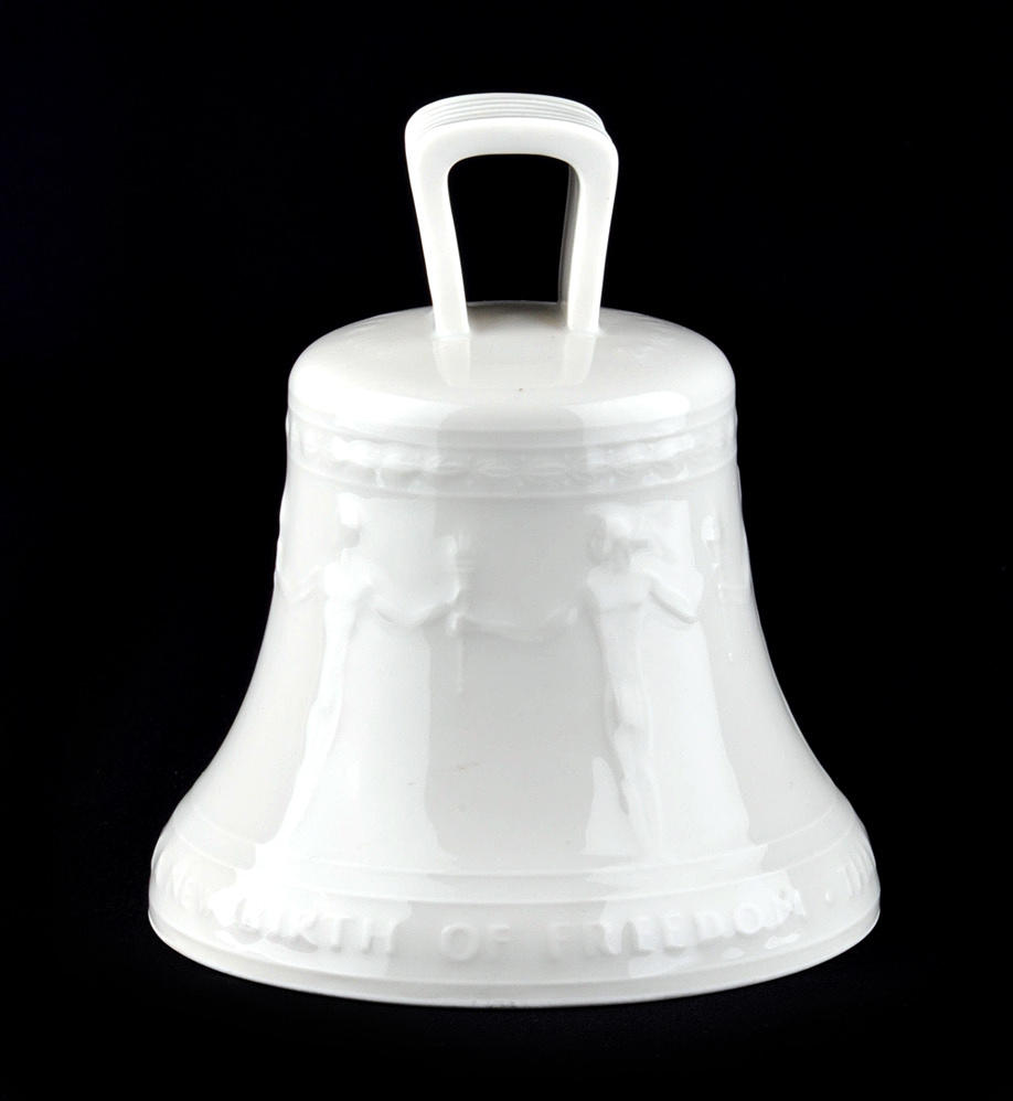 KPM BERLIN. Fredsklocka ”Att denna värld under Gud ska få en ny födelse av frihet”.