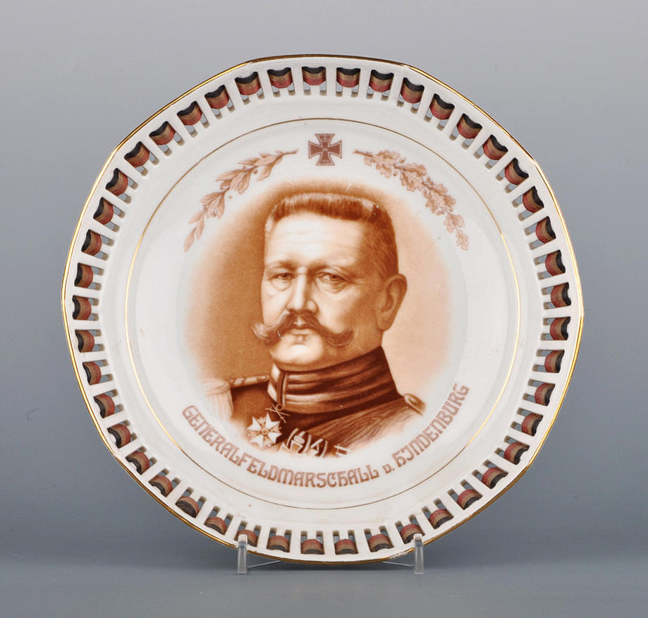 ANDENKENPORZELLAN. Patriotisk skål med band, fältmarskalk von Hindenburg.