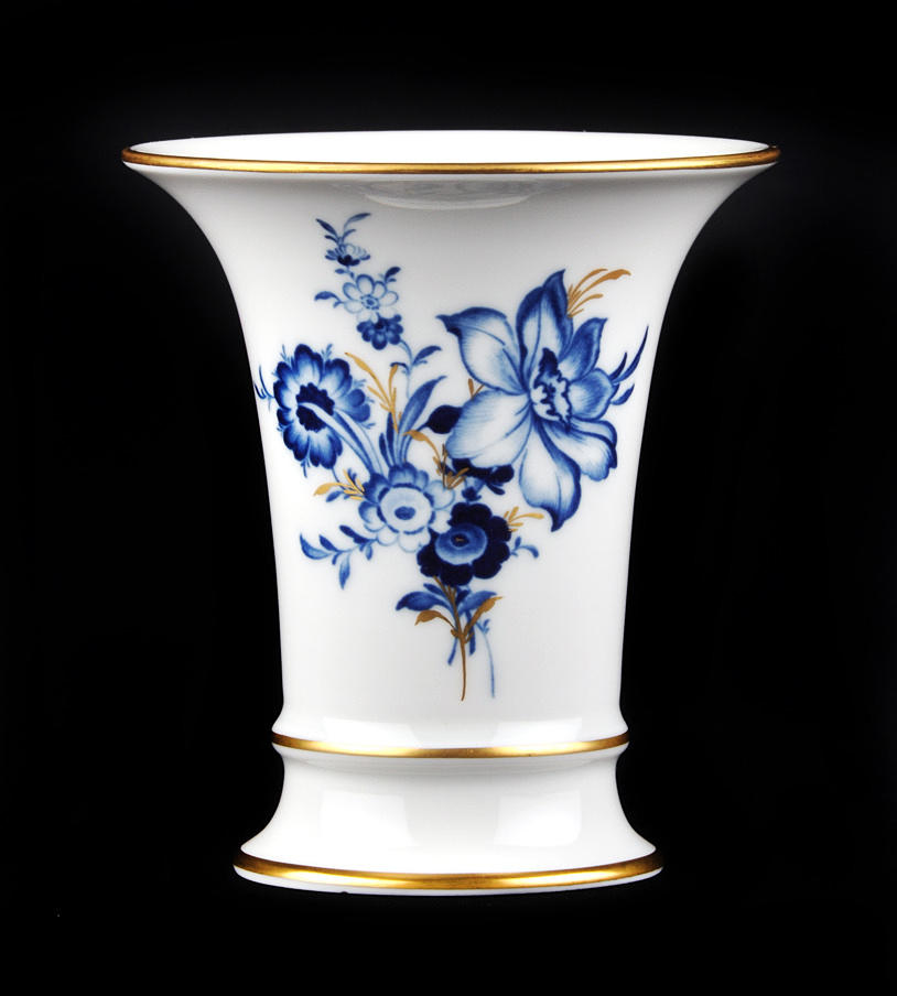 MEISSEN. Liten vas trumpet vas 47 L. Blomma målning i kobolt och guld.