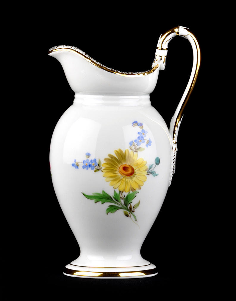 MEISSEN. Visslande tid. Liten kruka med blommålning och guld.