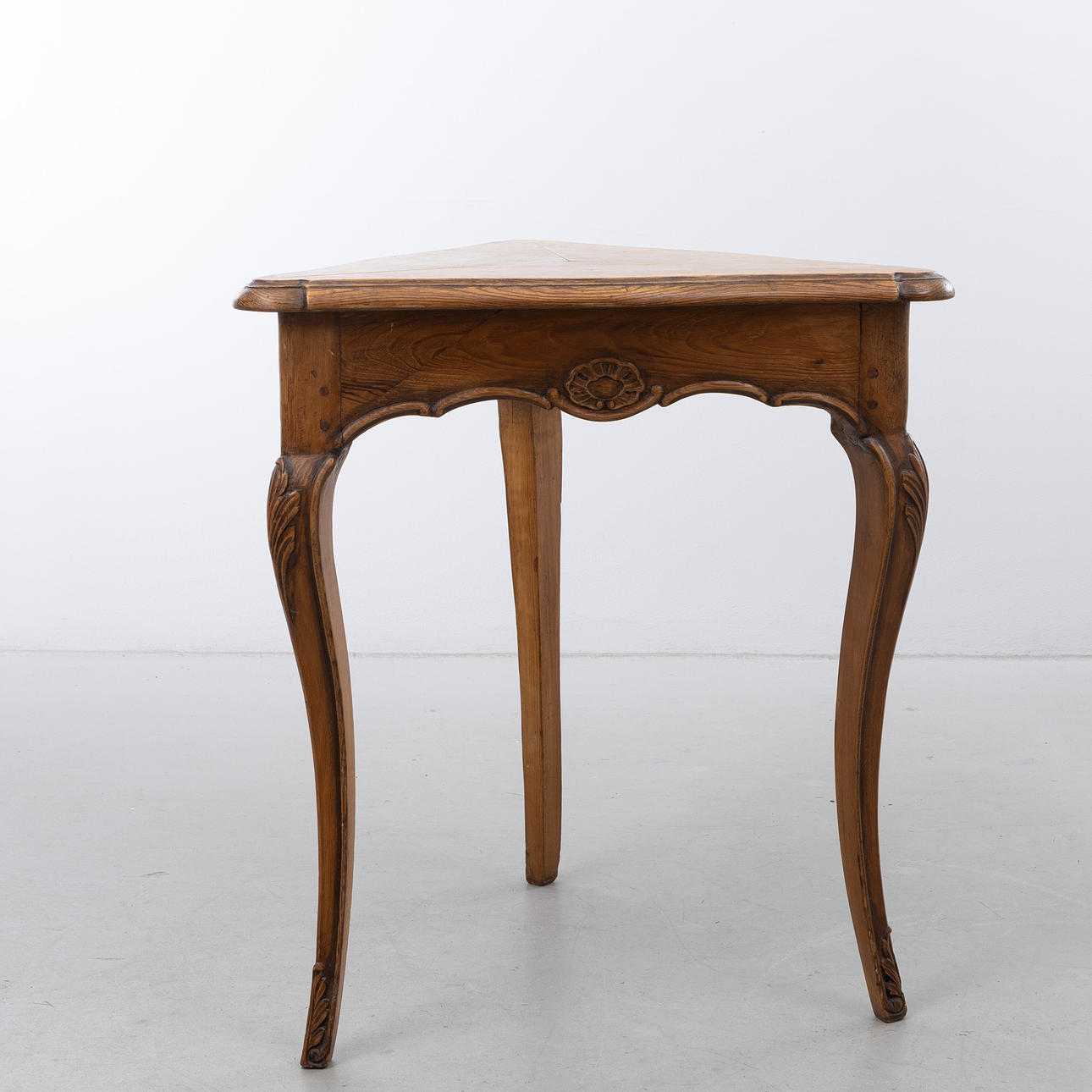 CORNER TABLE / SIDE TABLE, rococo, Central Europe, 18th century, triangular top with curved legs and cut decoration of rocalli.